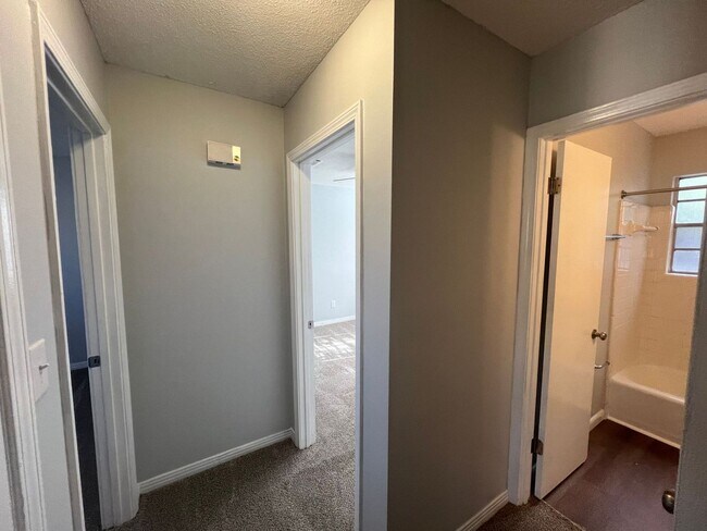 Building Photo - Pensacola - 2 Bedroom, 1 Bathroom - lawn care included