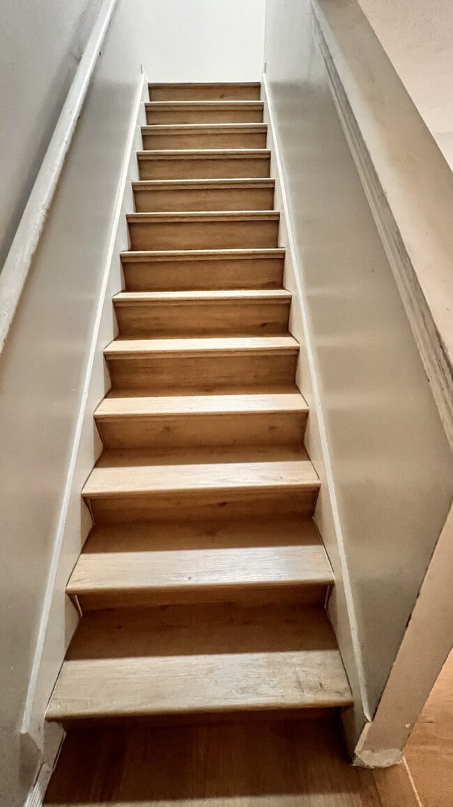 Building Photo - 1383 W Allen St