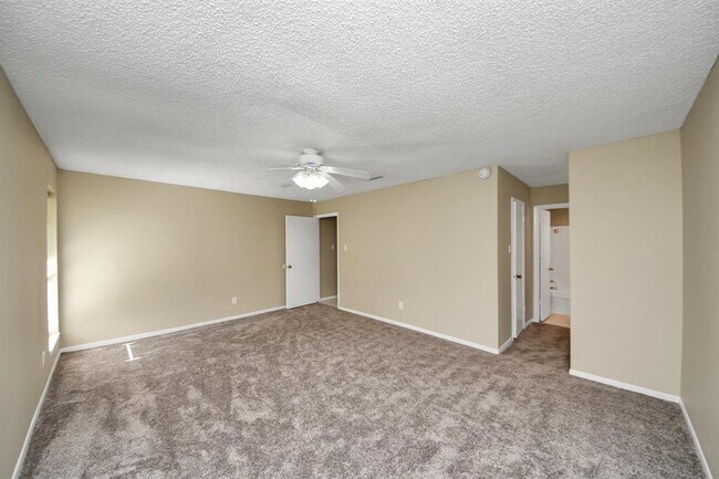 Building Photo - 2410 Manila Ln