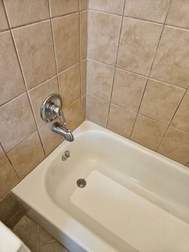 Building Photo - Large 3 Bedroom 2 Bath House