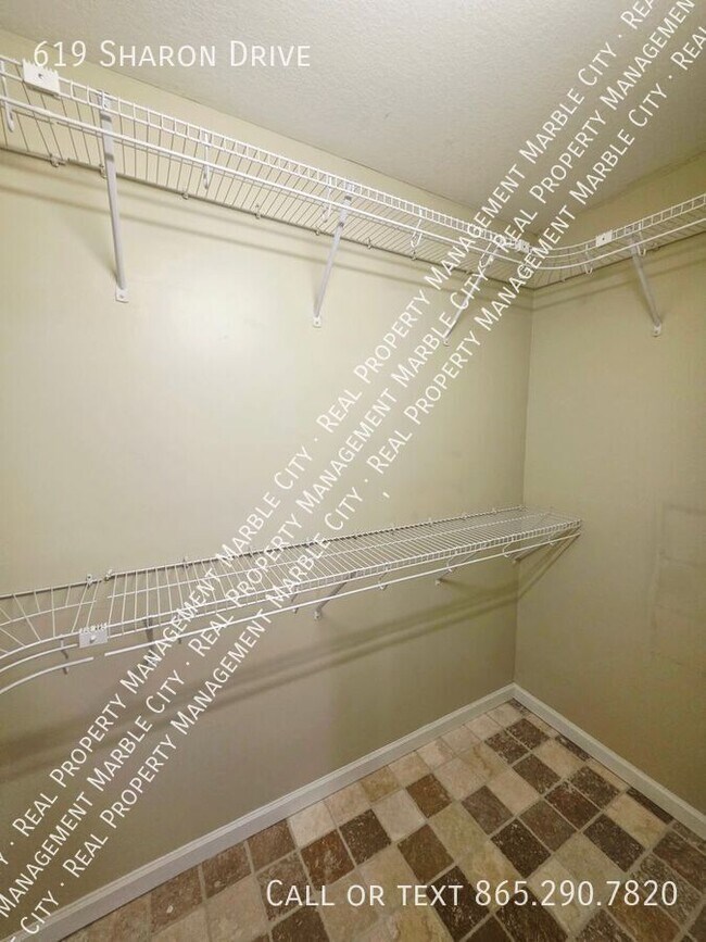 Building Photo - 619 Sharon Dr