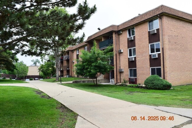 Building Photo - 1180 Meadow Ln