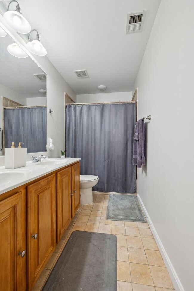 Building Photo - Stunning single-family home filled with th...