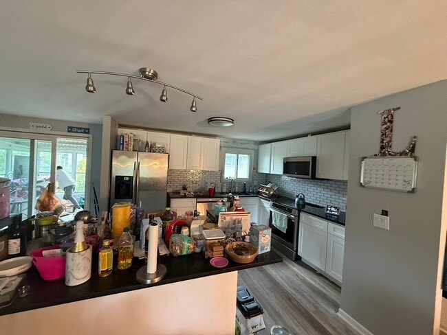 Building Photo - 525 Slingerland Dr