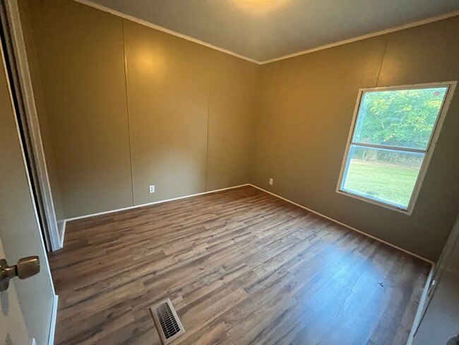 Building Photo - 3 Bedrooms, 2 Bathrooms - Home in Silver C...