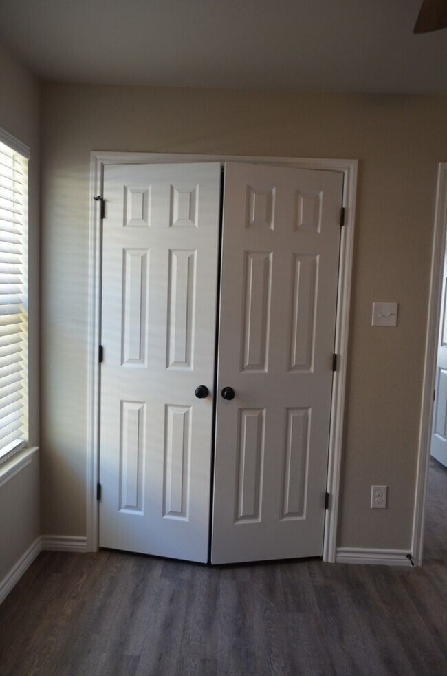 Building Photo - 1713 Castroville Trl