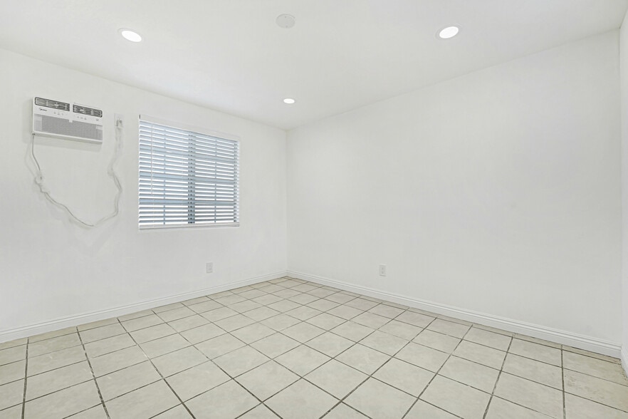 Building Photo - 400 W 109th St
