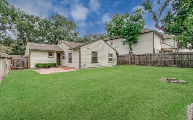 Building Photo - 5519 Huisache St