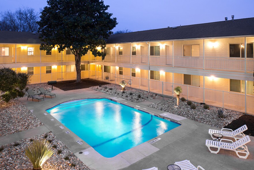 Main pool - Creekline Apartments