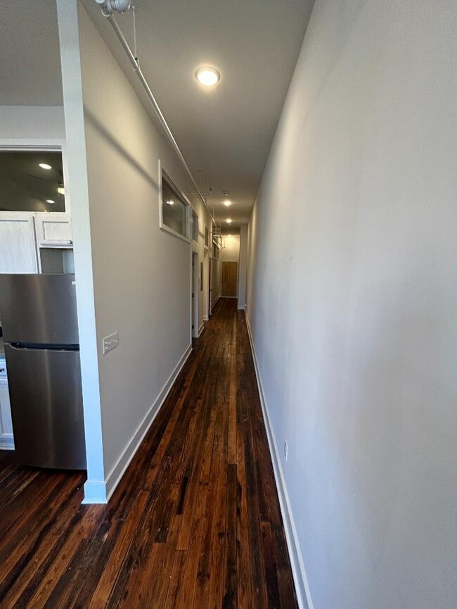 Building Photo - 404 N Sycamore St