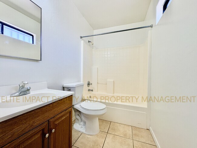 Building Photo - 3422 N Fontana Ave