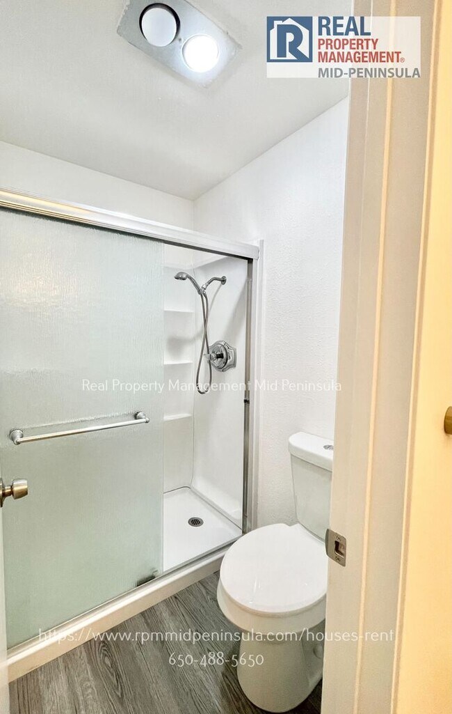 Building Photo - Modern, Light-Filled 3-Bedroom Condo in th...