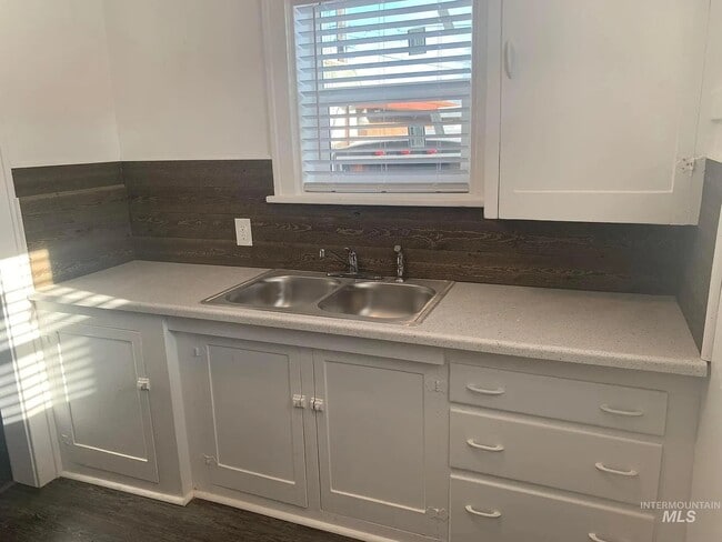 Building Photo - 907