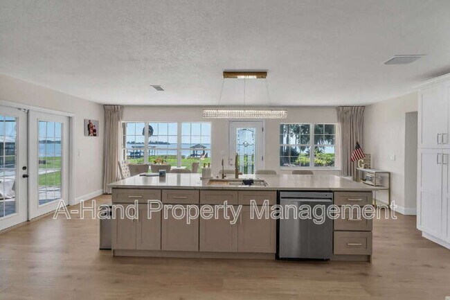 Building Photo - 606 N Shore Dr