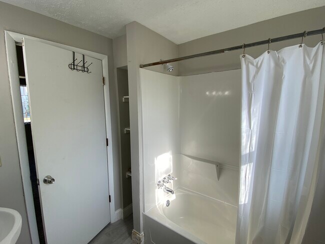 Shower - 104 1st St