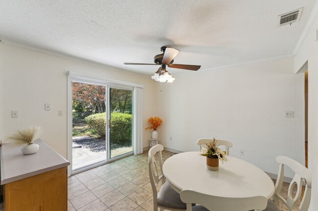 Building Photo - AVAILABLE NOW! (Pet Friendly)