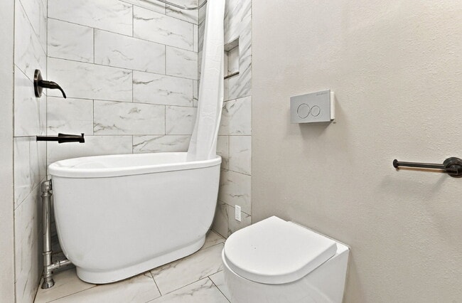 Building Photo - $2,020.95, 2 Beds - 2 Bath, Duplex in Denver with Washer and Dryer!