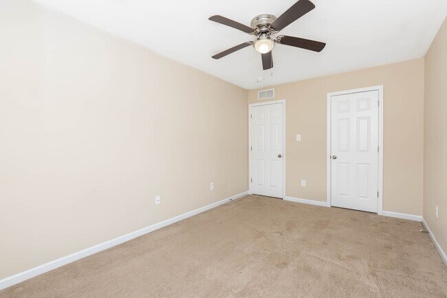 Building Photo - Beautiful 3 bedroom 2 Bath Town Home in Wi...