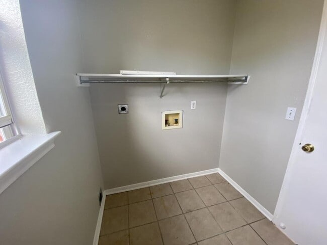 Building Photo - 2807 Cantabrian Dr