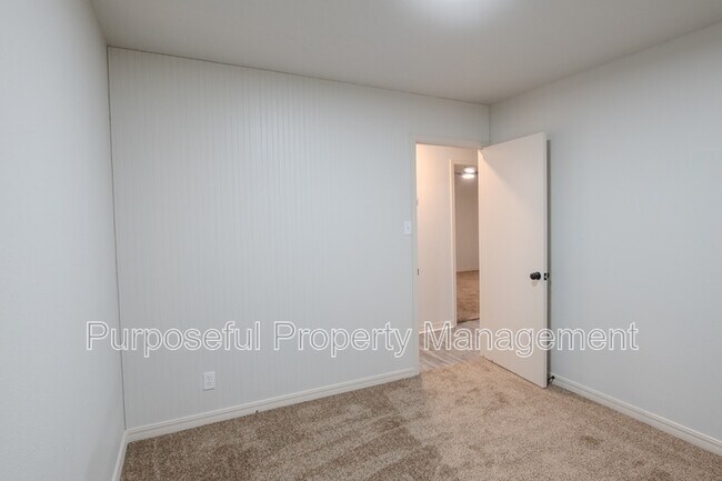 Building Photo - 2412 Laneway Dr