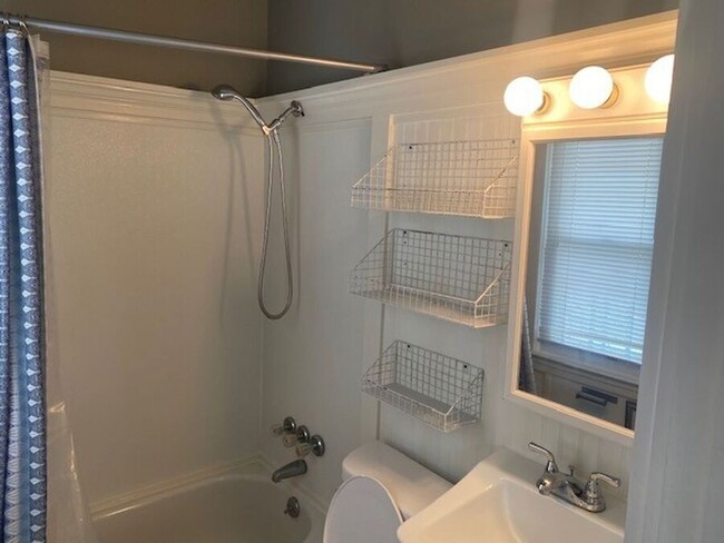 Building Photo - 203 Catalpa Dr
