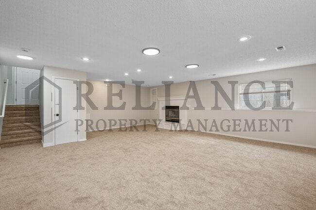 Building Photo - 215 Peachwood Dr