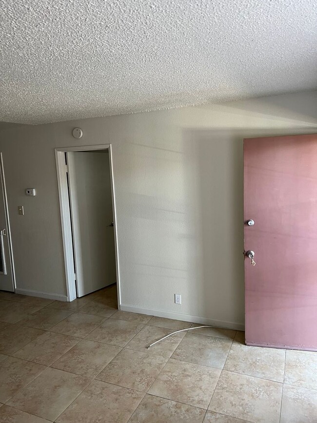 Building Photo - 1 Bedroom 1 Bath In Central Las Vegas