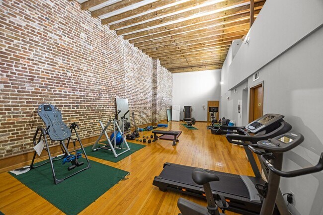 Building Photo - Available 9/1. Awesome 1 BR/1.5 BA Apartme...