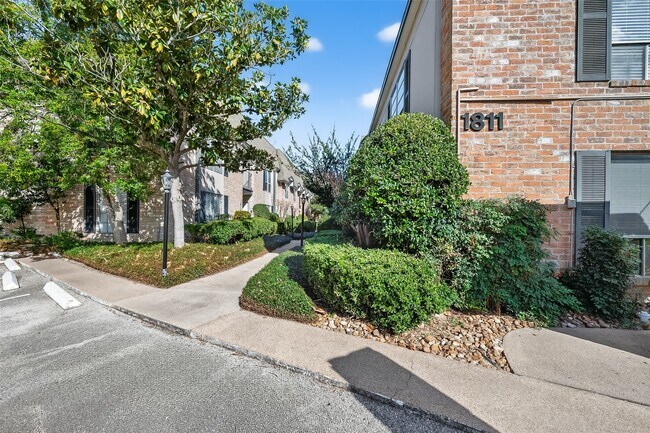 Building Photo - 1811 Stoney Brook Dr
