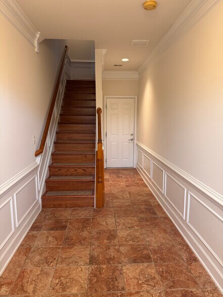 Foyer - 14627 Weeburn Way