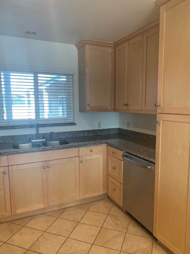 Building Photo - FANTASTIC CONDO IN THE HEART OF BELMONT SHORES/BLUFF PARK!