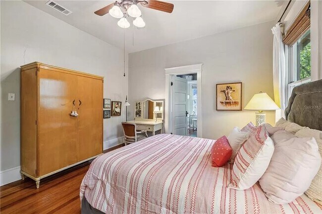 Building Photo - 2 Bed 2 Bath House in Duckpond with 2 Car Garage!