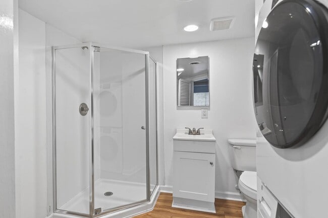 Building Photo - Newly updated apartment