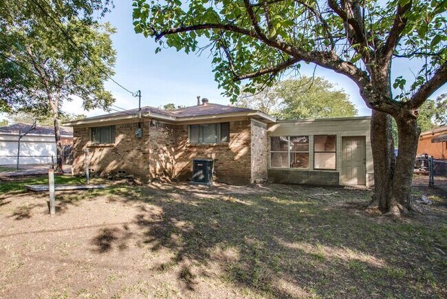 Building Photo - No Application Fees* $500 off 1st months r...