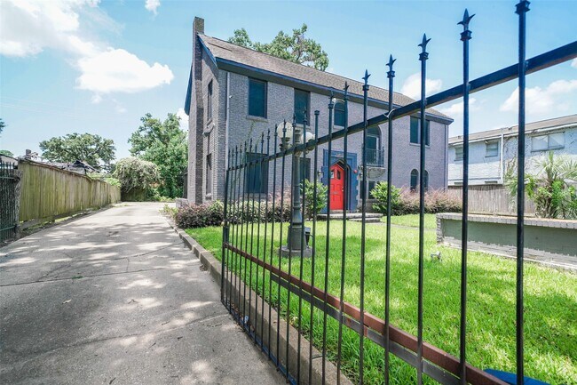Building Photo - 2424 Southmore Blvd