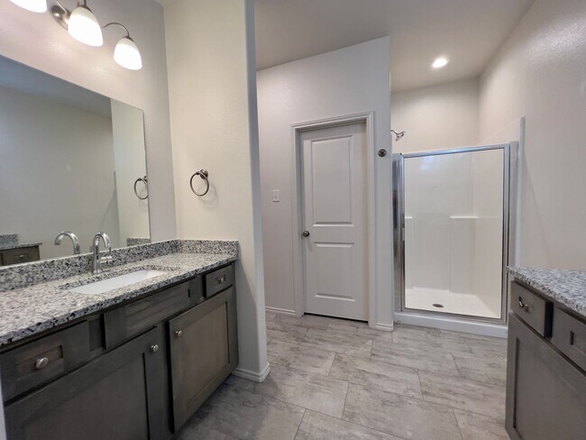 Building Photo - Charming 2 Bedroom, 2 Bathroom Townhome in...