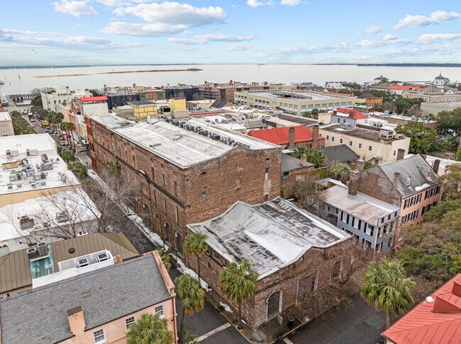 Building Photo - Available 9/1. Awesome 1 BR/1.5 BA Apartme...