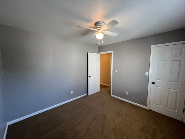 Building Photo - Large 4 bedroom located on a well maintained court!