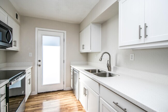 Building Photo - 402 S Beck Ave