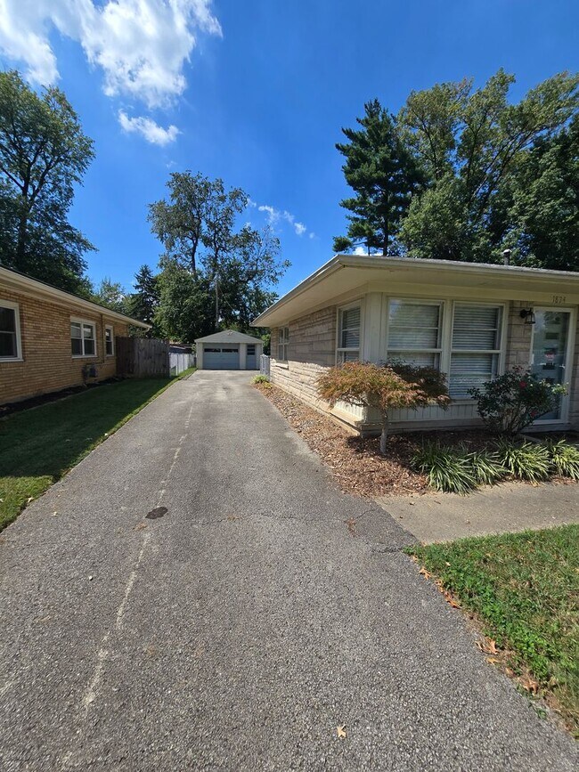 Building Photo - Newly remodeled 3 bed/1 bath home with a 1...