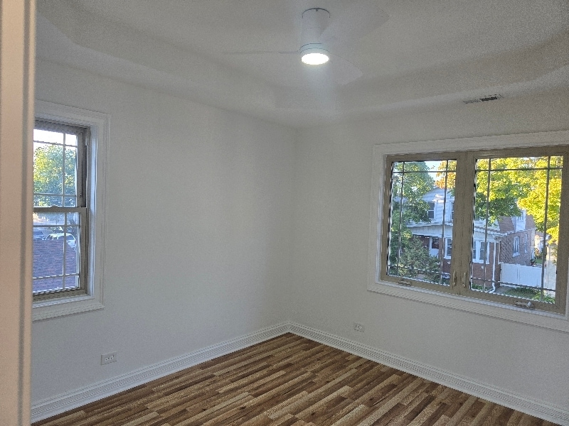 Building Photo - 4737 W Warwick Ave