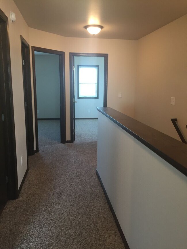 Building Photo - 5 Bedroom Home