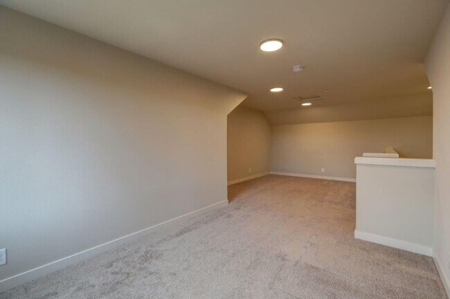 Building Photo - Immaculate and Spacious 2 Bedroom/1.75 Issaquah Townhome!