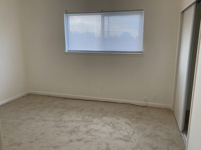 Building Photo - 418 C St