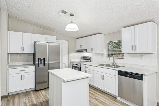 Building Photo - 223 Ajax Dr NW