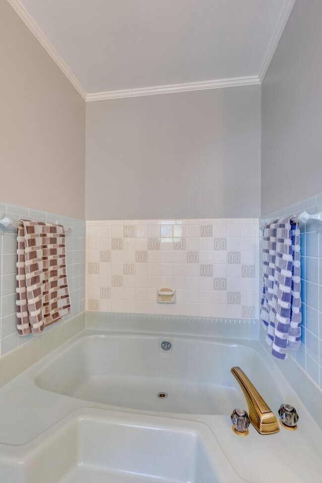 Building Photo - Stunner in North Columbia