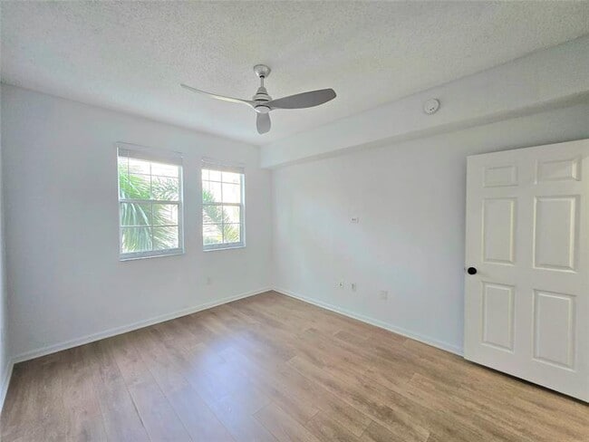 Building Photo - 533 NE 3rd Ave