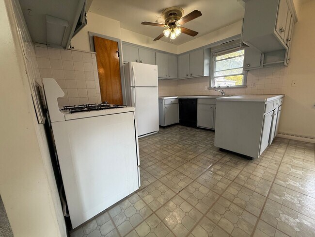 Building Photo - 26631 Lakeshore Blvd