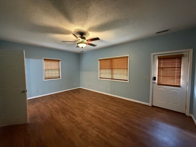 Building Photo - 1526 Circle Dr