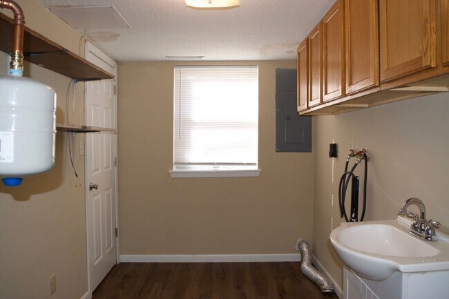 Building Photo - Nice 3 Bedroom 2.5 Bathroom Townhome